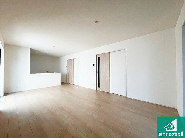 シンプルなリビングは、観葉植物等のインテリアを楽しめますね！パパ好みにも、ママ好みにも家具次第で雰囲気を変えることができます！