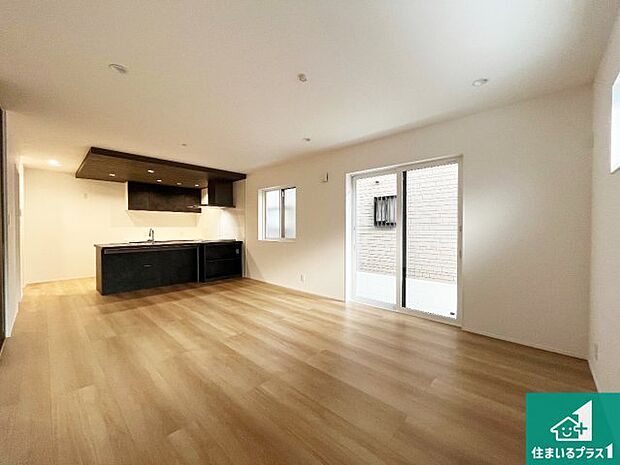 日当たり良好の明るいリビングで朝の目覚めもスッキリできそう!対面キッチンでご家族のコミュニケーションも自然と増える設計!小さなお子様が遊ぶスペースを作っても広々とくつろげるLDK!