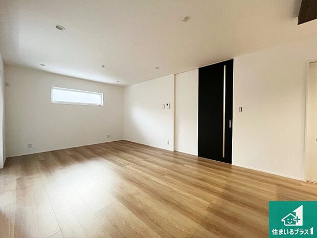 明るいリビングで朝の目覚めもスッキリできそう!対面キッチンでご家族のコミュニケーションも自然と増える設計!小さなお子様が遊ぶスペースを作っても広々とくつろげるLDK!