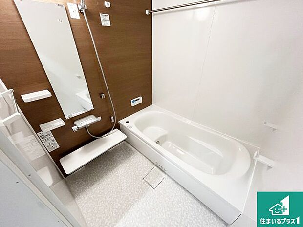 足をゆったり伸ばして寛げる浴槽です。窓が設けられていますので差し込む光が明るく穏やかな雰囲気にしてくれます♪浴室乾燥機も設置しているので、雨の日の洗濯物も安心です♪