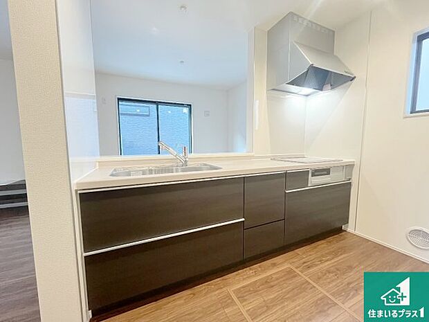 明るいリビングで朝の目覚めもスッキリできそう！対面キッチンでご家族のコミュニケーションも自然と増える設計！小さなお子様が遊ぶスペースを作っても広々とくつろげるLDK！