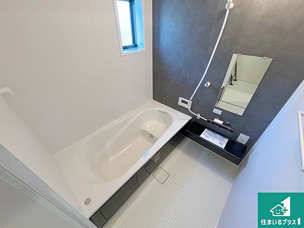 足をゆったり伸ばして寛げる浴槽です。窓が設けられていますので差し込む光が明るく穏やかな雰囲気にしてくれます♪浴室乾燥機も設置しているので、雨の日の洗濯物も安心です♪