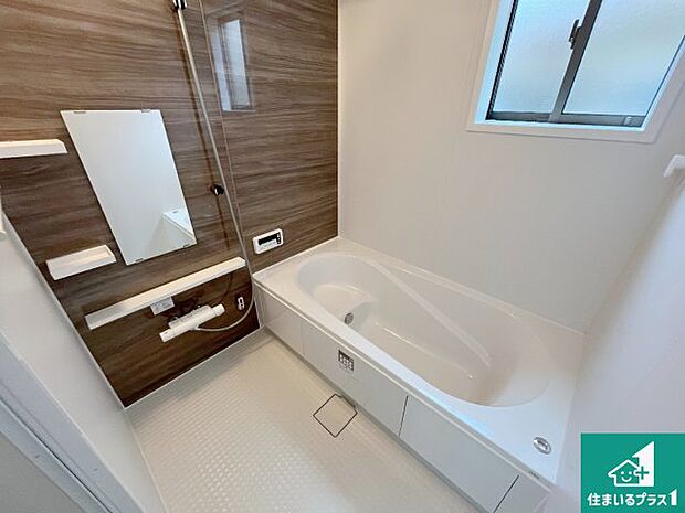 足をゆったり伸ばして寛げる浴槽です。窓が設けられていますので差し込む光が明るく穏やかな雰囲気にしてくれます♪浴室乾燥機も設置しているので、雨の日の洗濯物も安心です♪