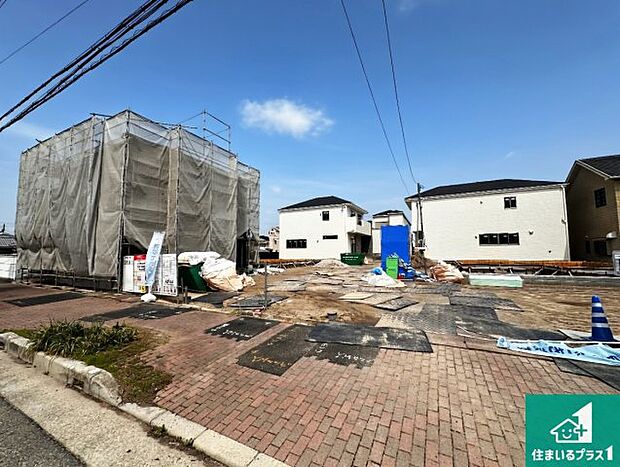 周辺は落ち着いた街並みの住宅地！子育てがしやすい住環境です！まだ未完成ですが、現地でしかわからない事もございます。是非一度ご覧ください。