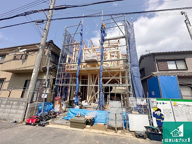 周辺は落ち着いた街並みの住宅地！子育てがしやすい住環境です！まだ未完成ですが、現地でしかわからない事もございます。是非一度ご覧ください。
