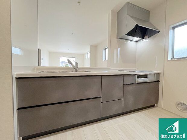 子供を見守りながらお料理が出来るため家族のコミュニケーションか増えます♪スペースが広く確保されている為お子様が大きくなったときは一緒に料理を楽しめます♪