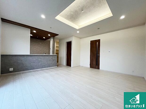 日当たり良好の明るいリビングで朝の目覚めもスッキリできそう！対面キッチンでご家族のコミュニケーションも自然と増える設計！小さなお子様が遊ぶスペースを作っても広々とくつろげるLDK！