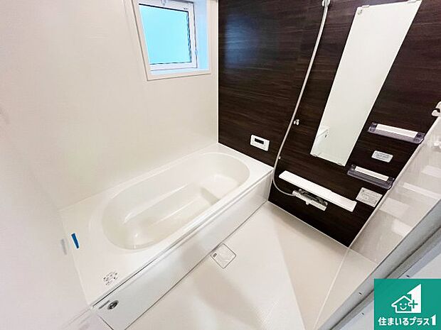 足をゆったり伸ばして寛げる浴槽です。窓が設けられていますので差し込む光が明るく穏やかな雰囲気にしてくれます♪浴室乾燥機も設置しているので、雨の日の洗濯物も安心です♪