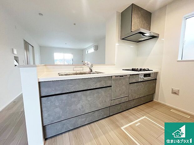 リビングと統一感があり、使い勝手のいいキッチン。広々としているので、二人並んで作業が出来ちゃいます。お子様と一緒に色々なお料理に挑戦できるスペースがあります。