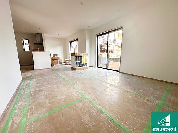 シンプルなリビングは、観葉植物等のインテリアを楽しめますね!パパ好みにも、ママ好みにも家具次第で雰囲気を変えることができます!