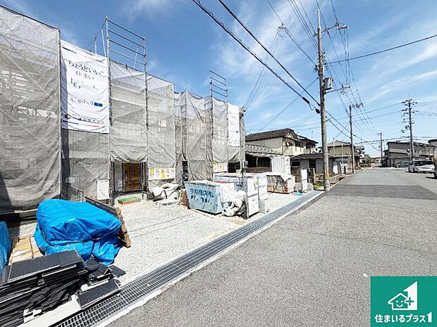 周辺は落ち着いた街並みの住宅地！子育てがしやすい住環境です！まだ未完成ですが、現地でしかわからない事もございます。是非一度ご覧ください。