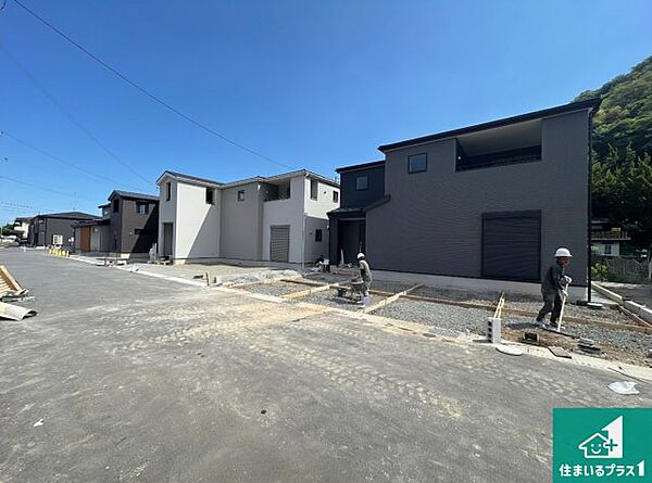 周辺は落ち着いた街並みの住宅地！子育てがしやすい住環境です！まだ未完成ですが、現地でしかわからない事もございます。是非一度ご覧ください。