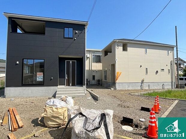 周辺は落ち着いた街並みの住宅地!子育てがしやすい住環境です!まだ未完成ですが、現地でしかわからない事もございます。是非一度ご覧ください。