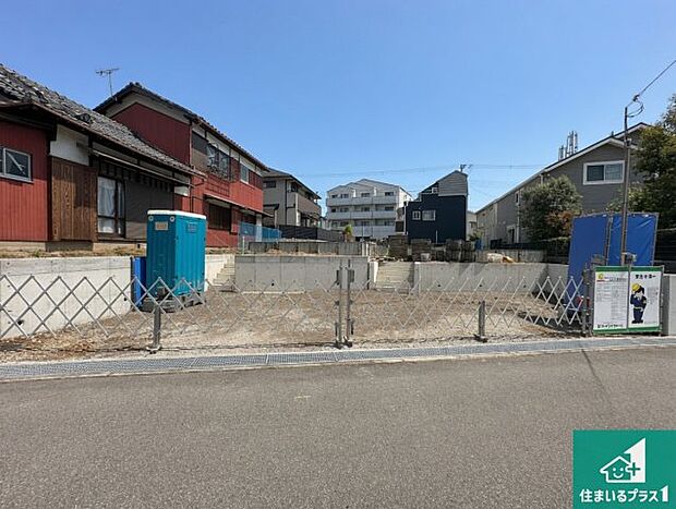 周辺は落ち着いた街並みの住宅地！子育てがしやすい住環境です！まだ未完成ですが、現地でしかわからない事もございます。是非一度ご覧ください。