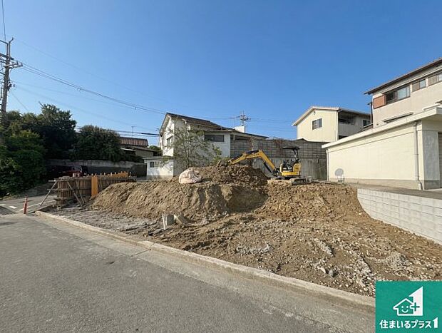 周辺は落ち着いた街並みの住宅地!子育てがしやすい住環境です!まだ未完成ですが、現地でしかわからない事もございます。是非一度ご覧ください。