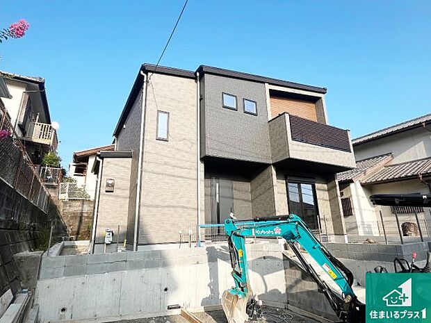 周辺は落ち着いた街並みの住宅地！子育てがしやすい住環境です！まだ未完成ですが、現地でしかわからない事もございます。是非一度ご覧ください。