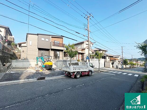 周辺は落ち着いた街並みの住宅地！子育てがしやすい住環境です！まだ未完成ですが、現地でしかわからない事もございます。是非一度ご覧ください。