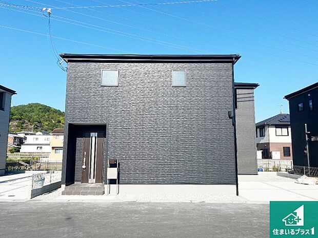 周辺は落ち着いた街並みの住宅地!子育てがしやすい住環境です!まだ未完成ですが、現地でしかわからない事もございます。是非一度ご覧ください。