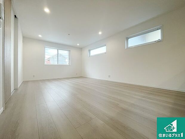 【居間・リビング】日当たり良好の明るいリビングで朝の目覚めもスッキリできそう!対面キッチンでご家族のコミュニケーションも自然と増える設計!小さなお子様が遊ぶスペースを作っても広々とくつろげるLDK!