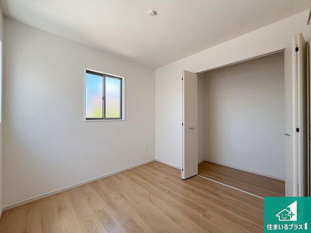 【洋室】収納スペースが充実しているので子供の成長に合わせてたくさん収納ができます!家族構成に合わせた様々な活用ができる収納!