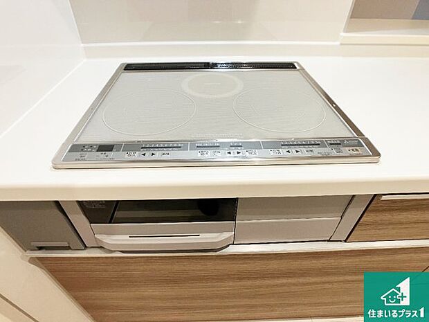 【コンロ】火を使わないので、安心なIHコンロ!でこぼこが無い構造なので、掃除もしやすく清潔に保てます!