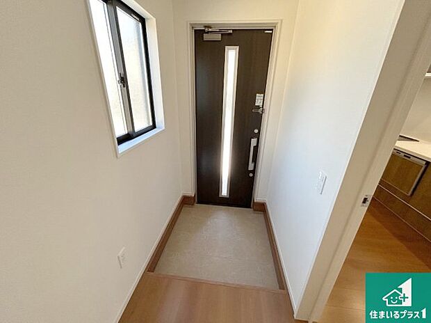 【玄関】シューズボックスにはたくさんの靴が収納できるので玄関周りはいつもスッキリ!ご家族が増えても安心!