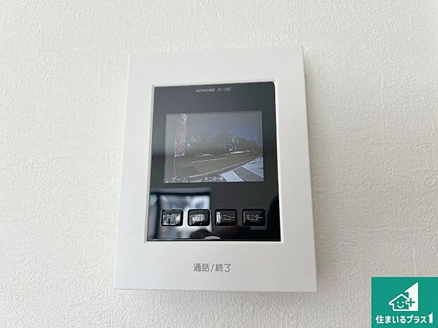 【カラーモニターインターホン】声だけでなく来訪者の姿や顔がモニターで確認できるので、小さなお子様がいらっしゃるご家庭でも安心できます!