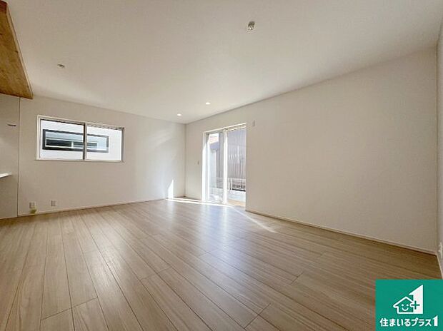 【居間・リビング】日当たり良好の明るいリビングで朝の目覚めもスッキリできそう!対面キッチンでご家族のコミュニケーションも自然と増える設計!小さなお子様が遊ぶスペースを作っても広々とくつろげるLDK!