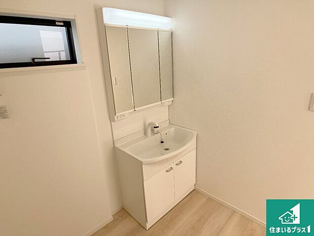 【独立洗面台】清潔感のある洗面台です。フラットな鏡は掃除がしやすく毎日清潔!鏡裏には収納があるのでスッキリとした洗面台が保てます。