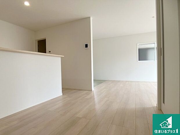 【居間・リビング】日当たり良好の明るいリビングで朝の目覚めもスッキリできそう!対面キッチンでご家族のコミュニケーションも自然と増える設計!小さなお子様が遊ぶスペースを作っても広々とくつろげるLDK!