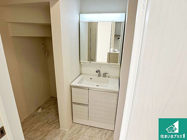 【独立洗面台】清潔感のある洗面台です。フラットな鏡は掃除がしやすく毎日清潔!鏡裏には収納があるのでスッキリとした洗面台が保てます。