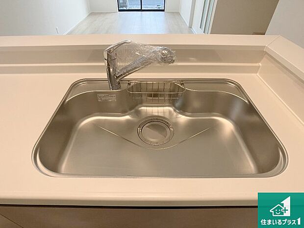 【キッチンシンク】蛇口の先端に浄水器を内蔵しています!原水と浄水、お湯と冷水、シャワーの切替えがワンタッチなので用途によって使い分けられます。