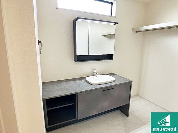 【独立洗面台】清潔感のある洗面台です。フラットな鏡は掃除がしやすく毎日清潔!鏡裏には収納があるのでスッキリとした洗面台が保てます。