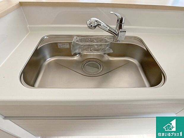 【キッチンシンク】蛇口の先端に浄水器を内蔵しています!原水と浄水、お湯と冷水、シャワーの切替えがワンタッチなので用途によって使い分けられます。