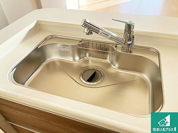 【キッチンシンク】蛇口の先端に浄水器を内蔵しています!原水と浄水、お湯と冷水、シャワーの切替えがワンタッチなので用途によって使い分けられます。