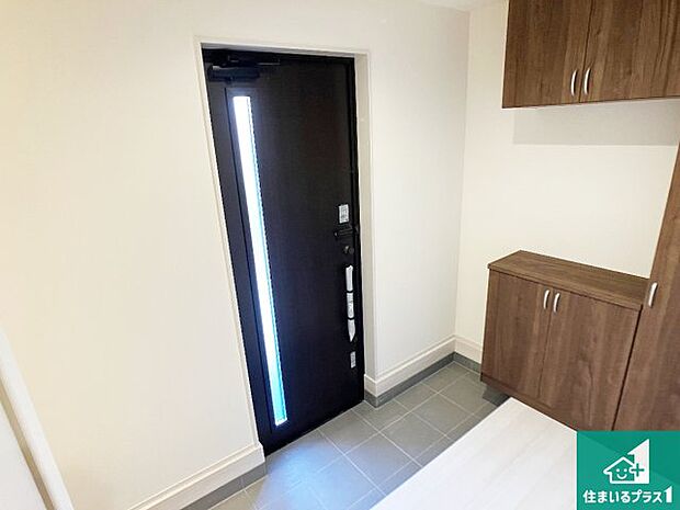 【玄関】シューズボックスにはたくさんの靴が収納できるので玄関周りはいつもスッキリ!ご家族が増えても安心!