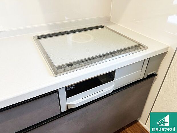 【コンロ】火を使わないので、安心なＩＨコンロ！でこぼこが無い構造なので、掃除もしやすく清潔に保てます！