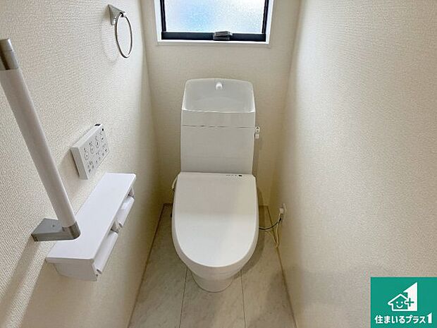 【トイレ】1・2階の2ヶ所にあるので、朝の忙しい時間の順番待ちもなく、深夜の利用にも大変便利です。