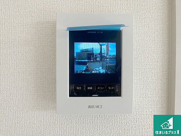 【カラーモニターインターホン】声だけでなく来訪者の姿や顔がモニターで確認できるので、小さなお子様がいらっしゃるご家庭でも安心できます！