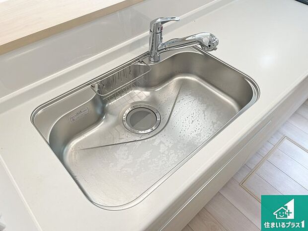 【キッチンシンク】蛇口の先端に浄水器を内蔵しています！原水と浄水、お湯と冷水、シャワーの切替えがワンタッチなので用途によって使い分けられます。