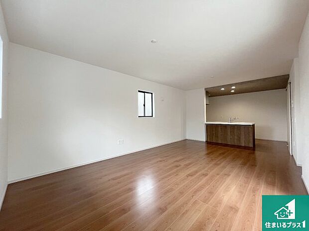 【居間・リビング】日当たり良好の明るいリビングで朝の目覚めもスッキリできそう！対面キッチンでご家族のコミュニケーションも自然と増える設計！小さなお子様が遊ぶスペースを作っても広々とくつろげるLDK！