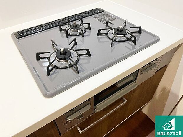 【コンロ】ダブル高火力Ｓｉセンサー付きコンロ！３口あるので、まとめて料理をする時も大活躍！