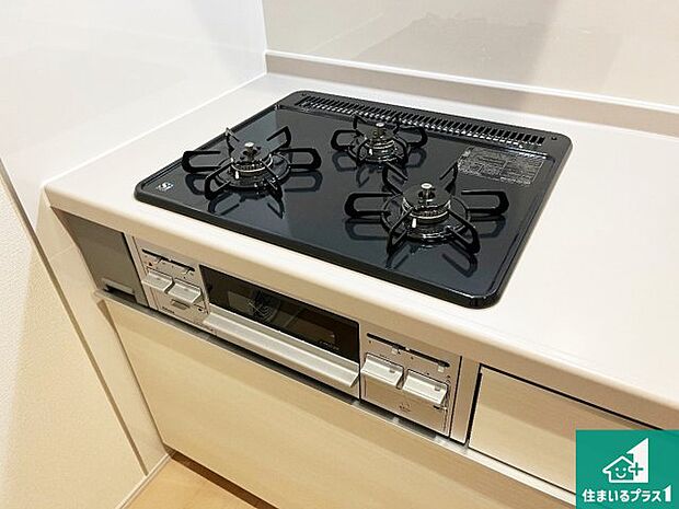 【コンロ】ダブル高火力Ｓｉセンサー付きコンロ！３口あるので、まとめて料理をする時も大活躍！