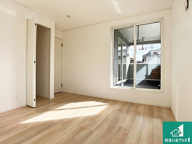 【洋室】寝室は心地よい眠りについてもらいたくて、シンプルかつ開放的な空間な設計にしています！大きな窓から差し込む日が心地いいです♪