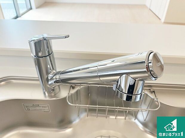 【キッチン水栓】浄水器を内蔵！炊飯時、お茶を作る時に安心してお水を使えます！お湯と冷水、浄水と原水、シャワーの切替えもワンタッチです！