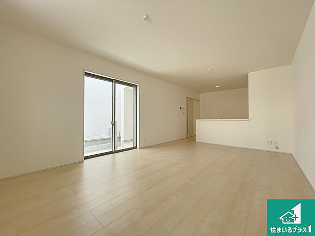 【居間・リビング】日当たり良好の明るいリビングで朝の目覚めもスッキリできそう!対面キッチンでご家族のコミュニケーションも自然と増える設計!小さなお子様が遊ぶスペースを作っても広々とくつろげるLDK!