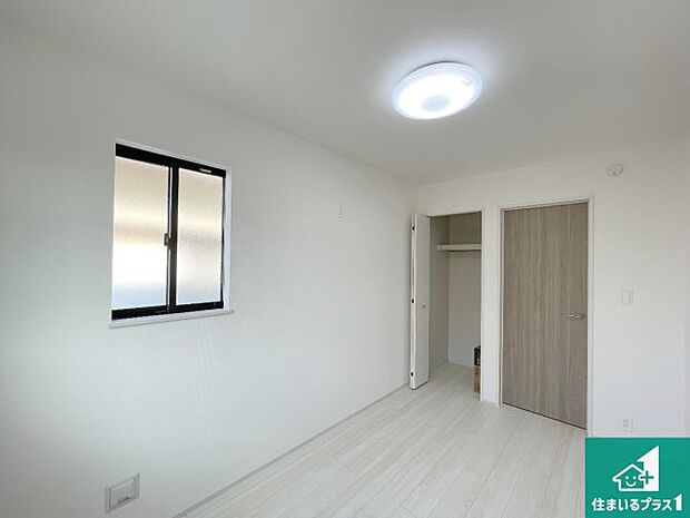 【洋室】収納スペースが充実しているので子供の成長に合わせてたくさん収納ができます!家族構成に合わせた様々な活用ができる収納!