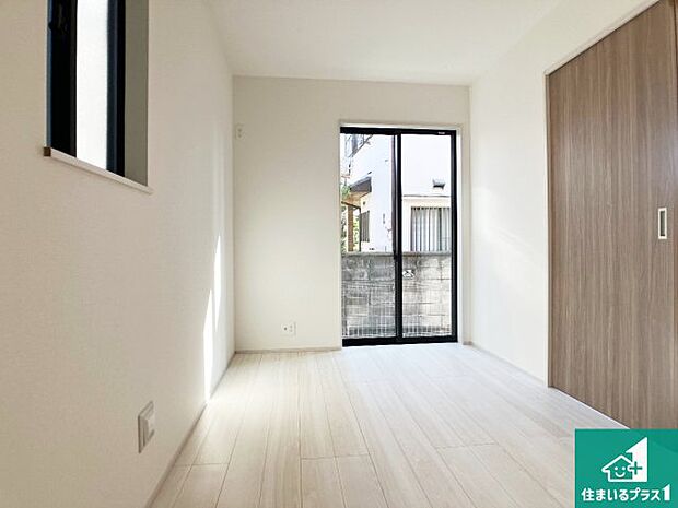 【洋室】収納スペースが充実しているので子供の成長に合わせてたくさん収納ができます!家族構成に合わせた様々な活用ができる収納!