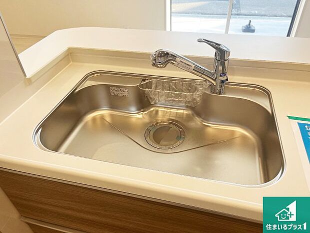 【キッチンシンク】蛇口の先端に浄水器を内蔵しています！原水と浄水、お湯と冷水、シャワーの切替えがワンタッチなので用途によって使い分けられます。