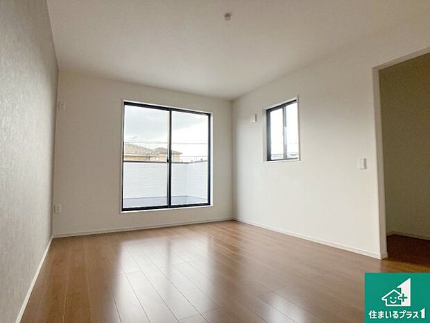 【洋室】寝室は心地よい眠りについてもらいたくて、シンプルかつ開放的な空間な設計にしています！大きな窓から差し込む日が心地いいです♪